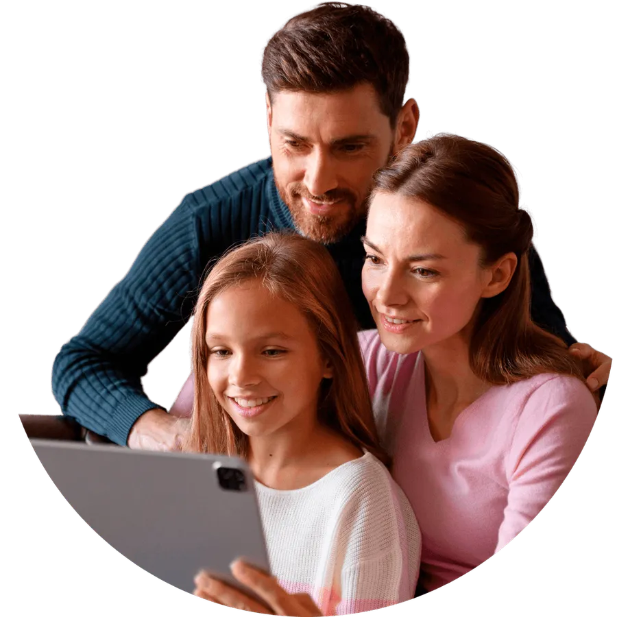 Familia sonriente en su hogar, representando a los socios de COOPCASA